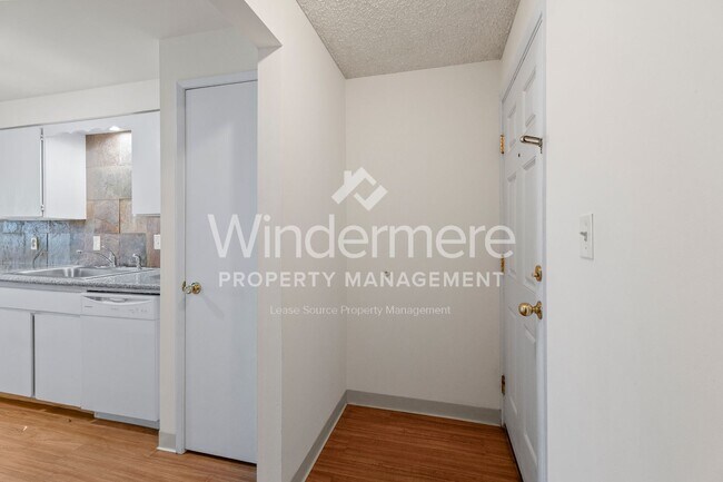 Building Photo - Beautiful and remodeled 1-Bedroom Apartmen...