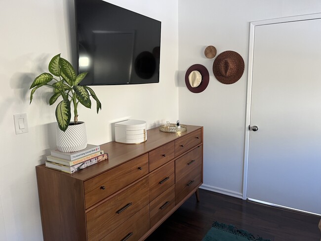 Bedroom with En Suite Bathroom - 1315 Stanford St