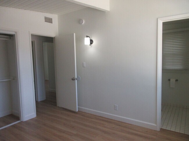 Building Photo - 10818 Paso Robles Ave