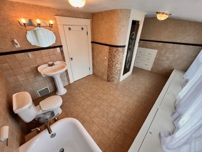 Building Photo - 1416