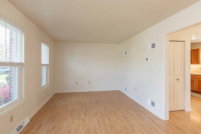 Building Photo - Updated Townhouse with Deck, Basement, New...