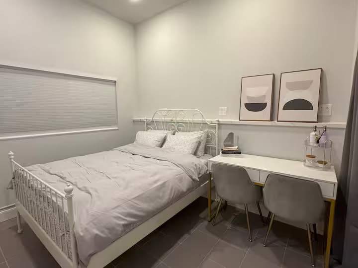 Building Photo - 2020 Del Mar Ave