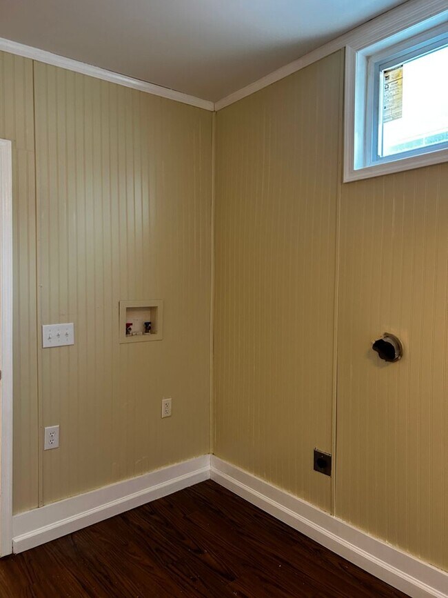 Building Photo - 552 Main St