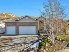 Building Photo - AWESOME VIEWS IN QUIET CUL-DE-SAC W/ 3 CAR...