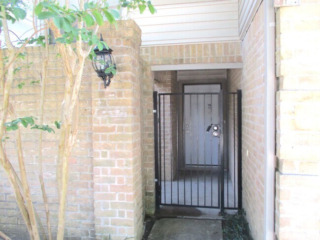 Building Photo - 16023 Hidden Acres Dr