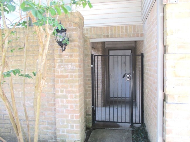 Building Photo - GET A BIG HOUSE FOR A SMALL PRICE IN BEAR CREEK