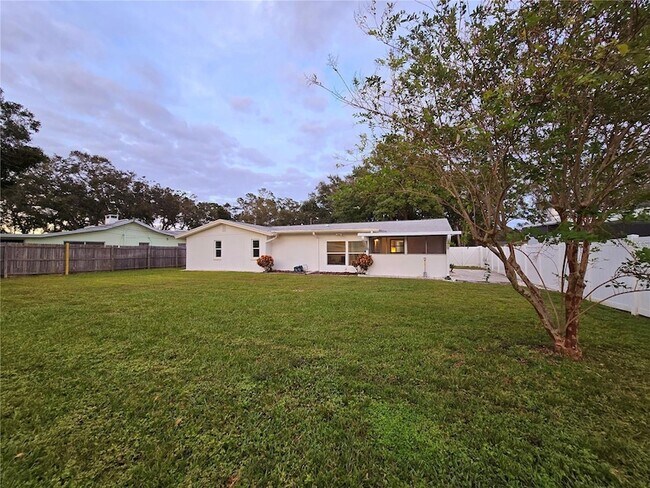 Building Photo - 1028 Chinaberry Rd