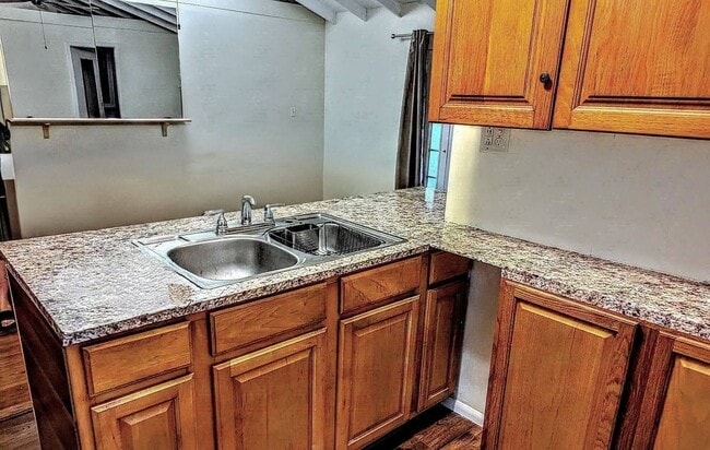 Building Photo - 1120 Maohu St