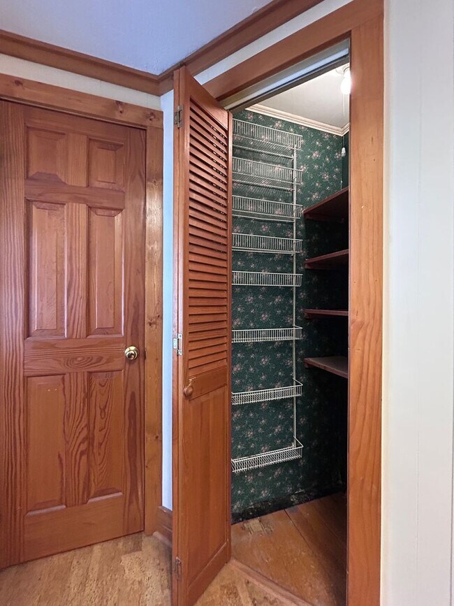 Building Photo - Creekside Cottage Living with Bonus Studio Space