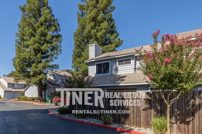 Building Photo - Gorgeous Roseville Home! 18 Month Lease! -...