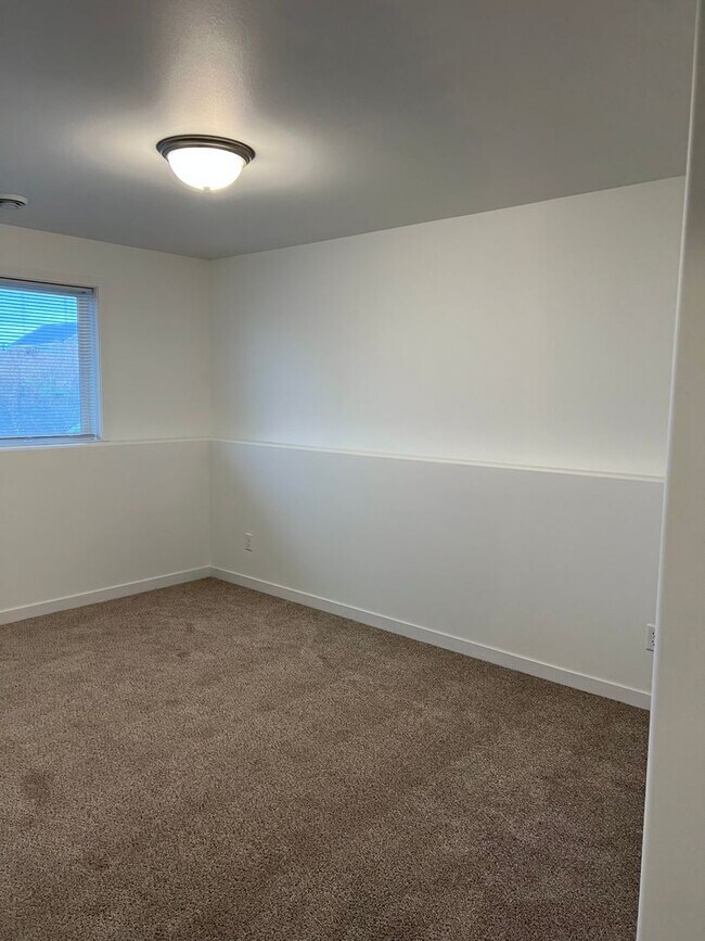 Building Photo - 3 Bed 2.5 Bath Single Family Home