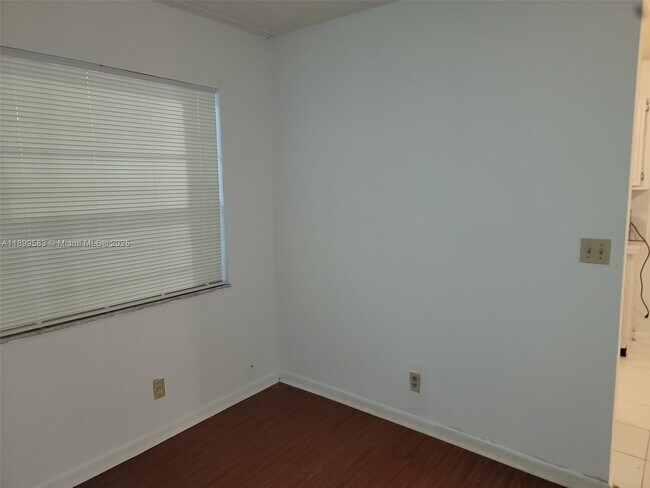 Building Photo - 30 SE 4th Ave