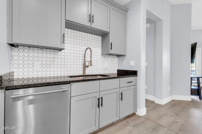 Building Photo - 945 E Playa Del Norte Dr