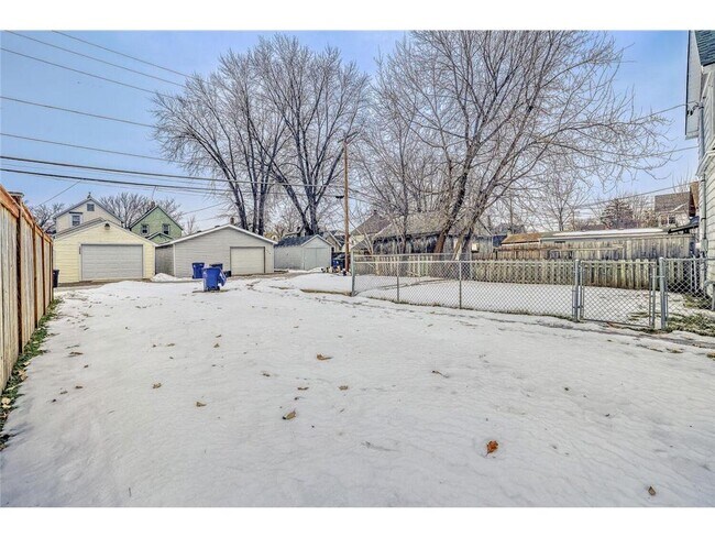 Building Photo - 911 Sims Ave