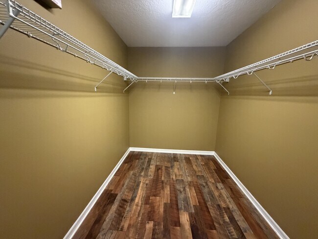 Building Photo - 505 Lake Eagle Ln