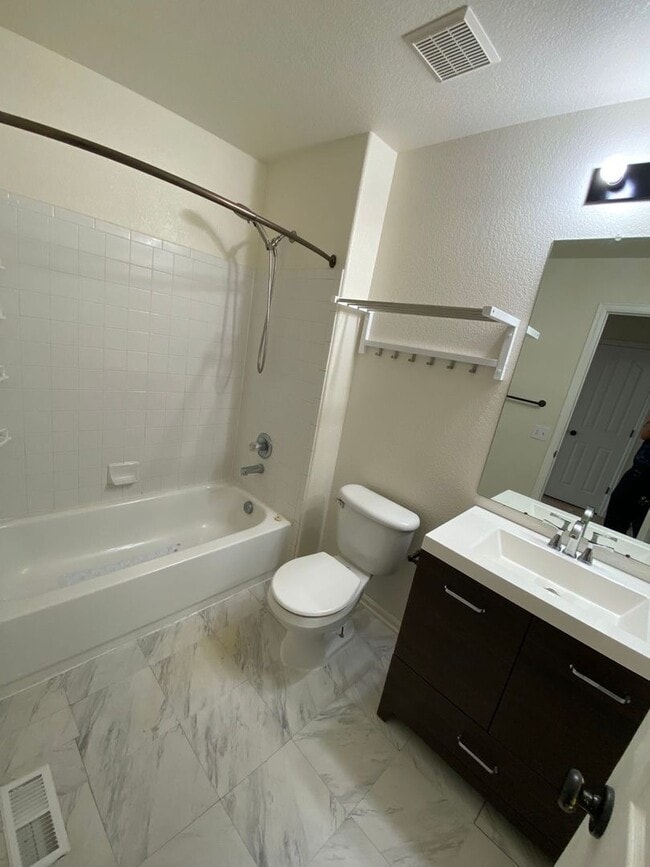 Building Photo - 3 bedroom 2 bathroom duplex in Englewood