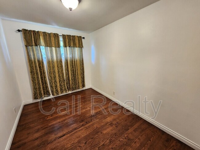 Building Photo - 1012 E Lacrosse Ave
