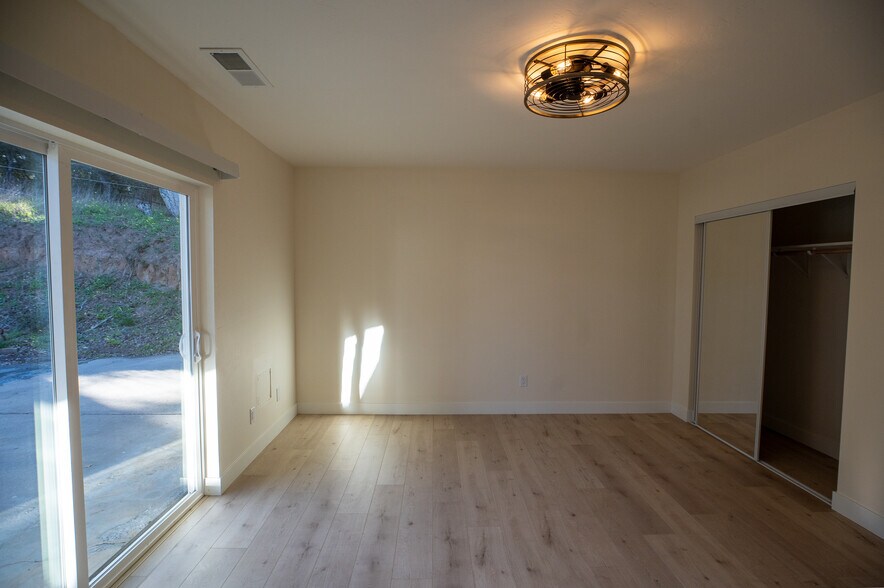 Building Photo - 384 Crazy Horse Canyon Rd