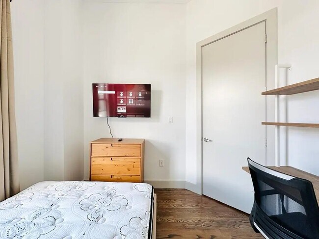 Building Photo - Furnished room/NOT APARTMENT