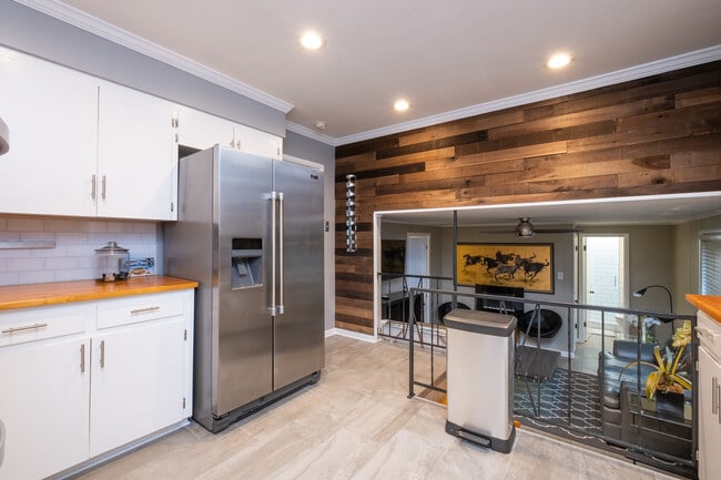 Building Photo - 312 Schoolwood Ln