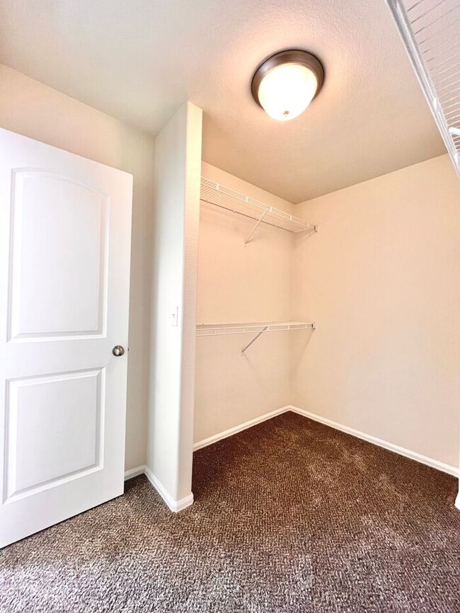 Building Photo - Spacious 3 Bedroom, 2.5 Bathroom Just Sout...