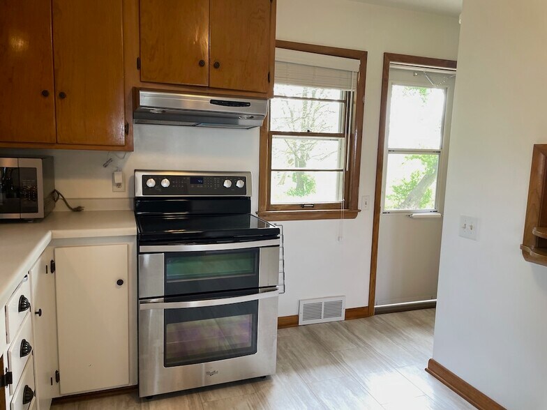 Building Photo - 7127 Elderberry Rd