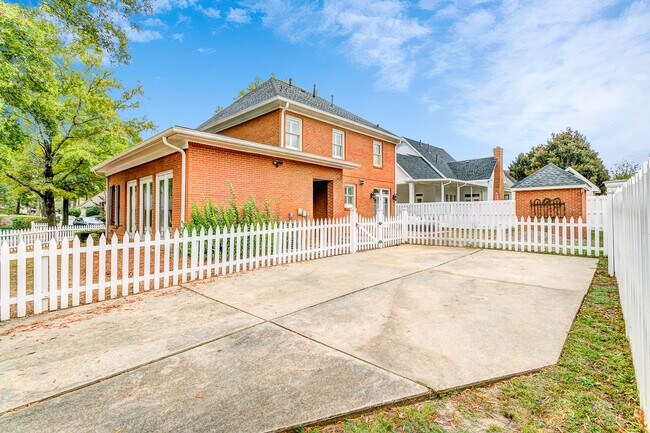 Building Photo - 8141 Oak Alley
