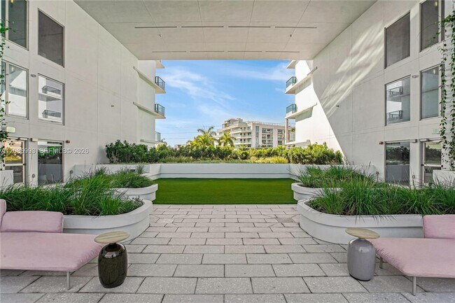 Building Photo - 9221 E Bay Harbor Dr