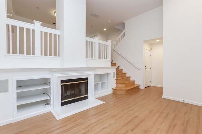 Building Photo - 3 Bed / 2.5 Bath townhome at the Cove in Redwood Shores with garage parking and EV charger. YouTu...