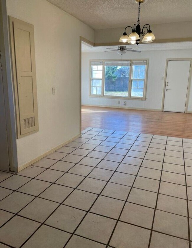 Building Photo - 3-bedroom, 1-bathroom house
