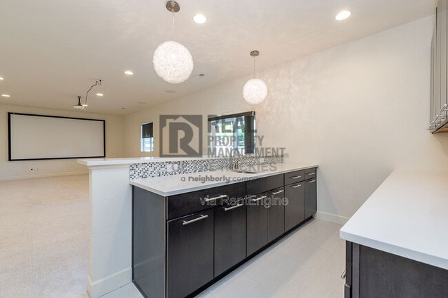 Building Photo - 5720 Big Canyon Dr