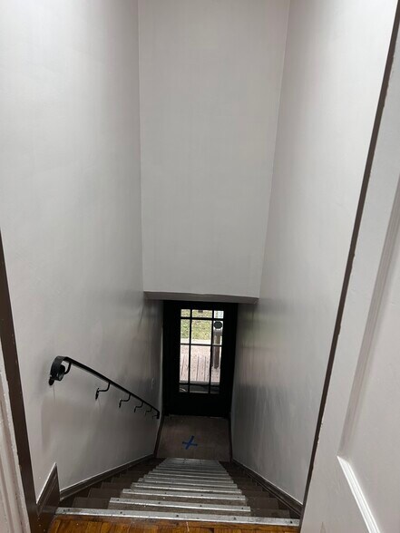 Building Photo - 10806 Bernard Ave