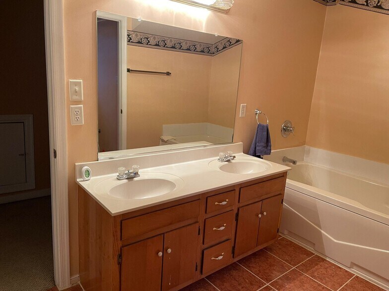 Building Photo - 1300 Lomond Dr