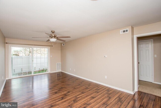 Building Photo - 10014 Beacon Hill Dr