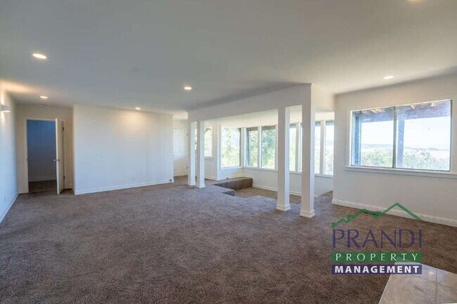 Building Photo - 645 Fawn Dr
