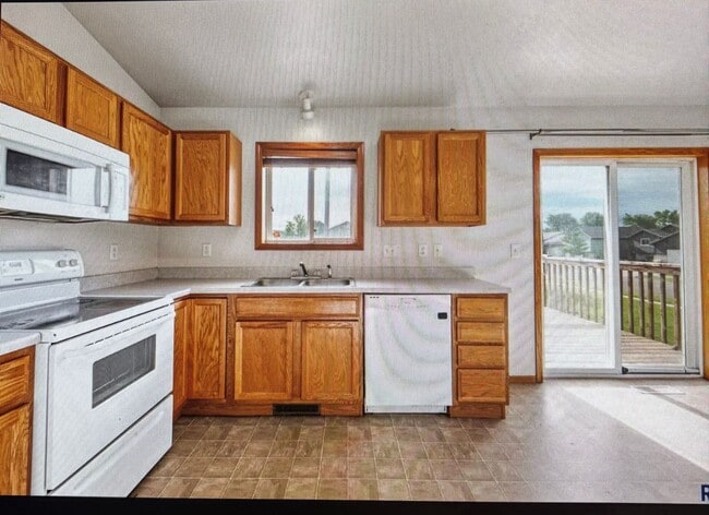 Building Photo - New Property!!