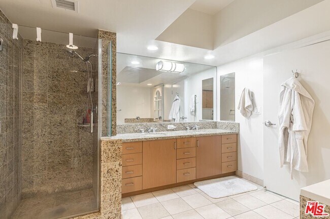Building Photo - 13700 Marina Pointe Dr