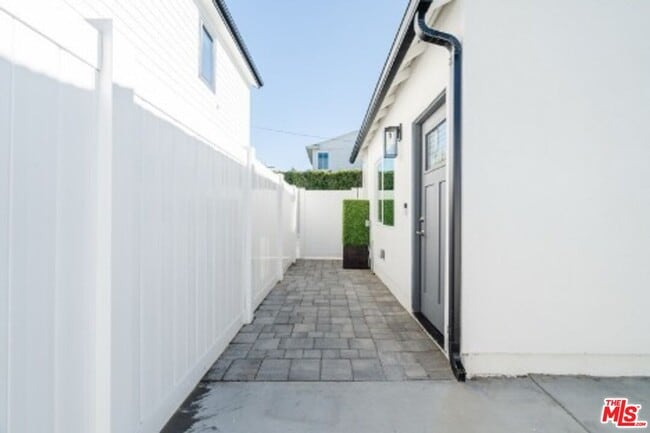 Building Photo - 12457 Hortense St