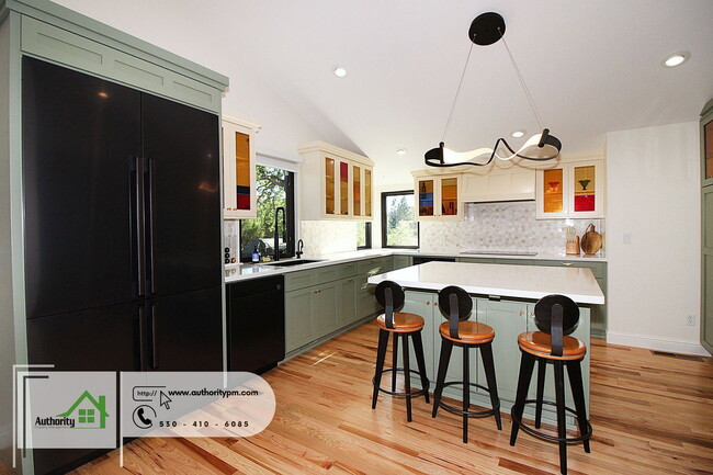 Building Photo - 3350 Mountain Oak Dr