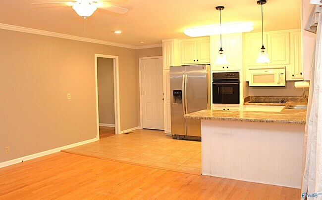 Building Photo - 1302 Philpot Ave NE
