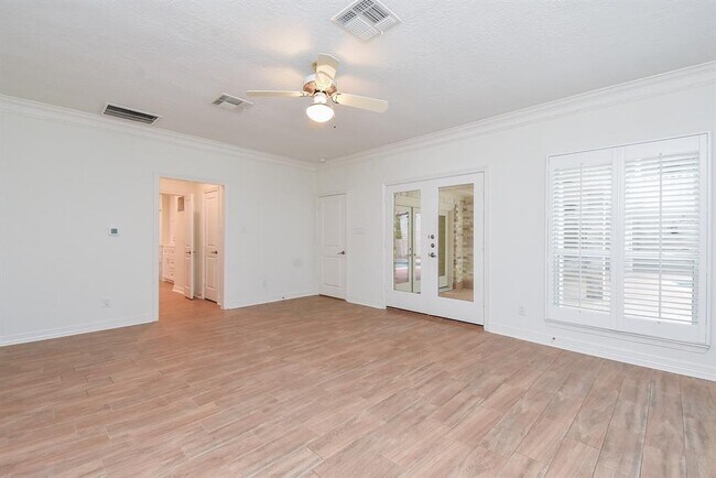 Building Photo - 807 Herdsman Dr