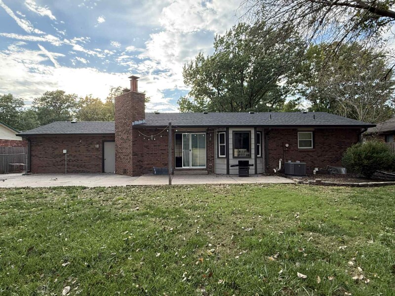 Building Photo - 1324 N Crestline St