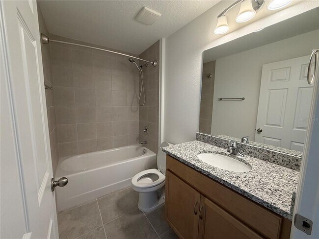 Building Photo - 3 Easton Pl