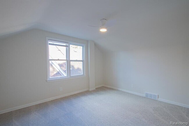 Building Photo - Beautifully renovated brick bungalow