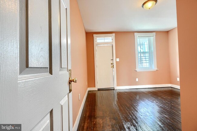 Building Photo - 2715 E Monument St