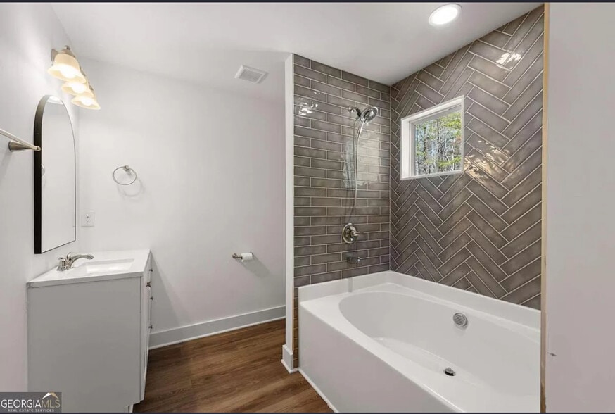 Building Photo - 747 Golden Ave