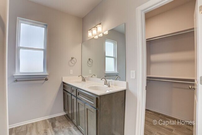 Building Photo - Move In Special! Relax In The Comfort of a...