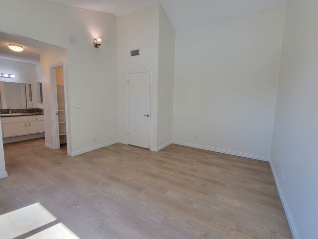 Building Photo - Torrance Townhouse for LEASE | 3 Bed/2 Bat...