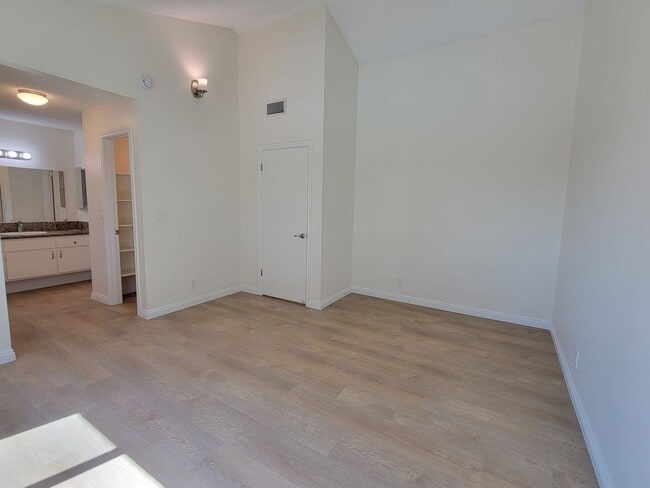 Building Photo - TOWNHOME FOR LEASE: 3 Bed / 2 Bath / 2-car Garage / Laundry hookups / Swimming Pool