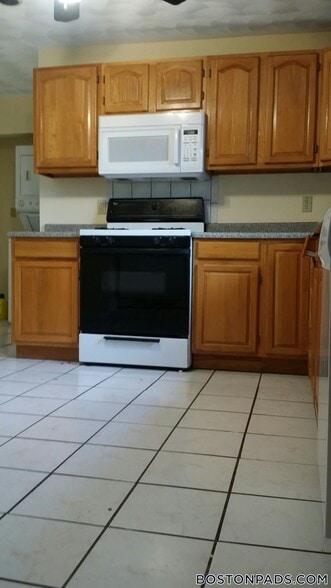 Building Photo - 247 Roxbury St